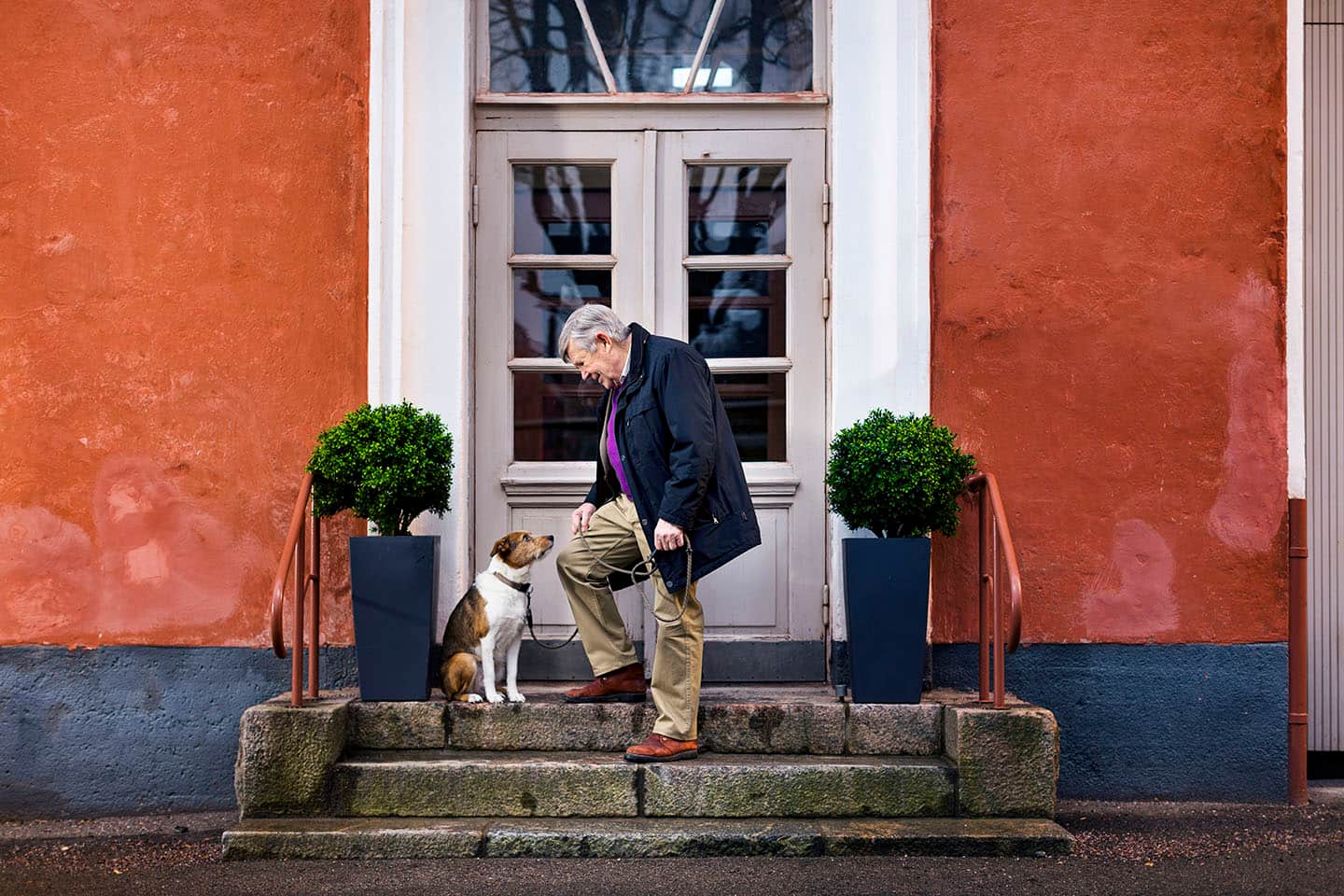 Hero image oude man met hond