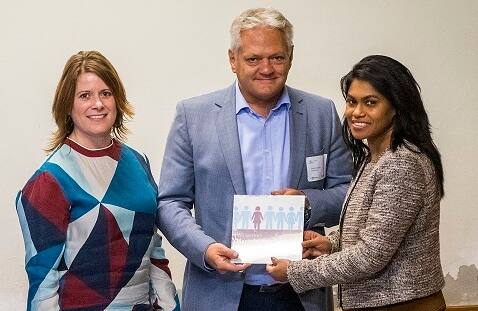 De erkenning werd uitgereikt door Wethouder Kavita Parbhudayal (Zorg) en werd bij KONE in ontvangst genomen door Ruud Feenstra HR Directeur en Karin Pietserse HR Business Partner.